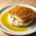 In panco gefruite koolvis met komkommerpuree en witte boter saus