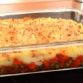 Indische gehaktschotel met wortel, doperwten en gekruide aardappelpuree