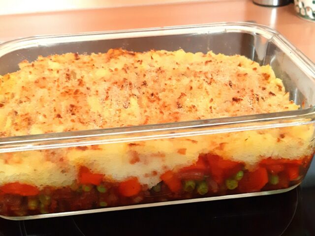 Indische gehaktschotel met wortel, doperwten en gekruide aardappelpuree