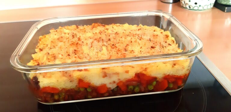 Indische gehaktschotel met wortel, doperwten en gekruide aardappelpuree