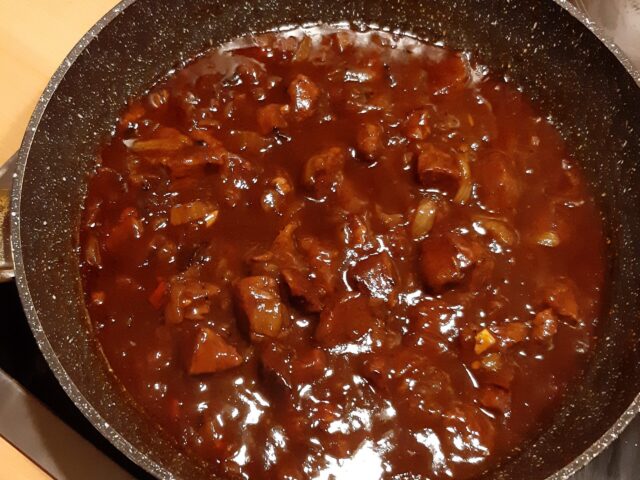 Pittig stoofpotje van Indisch gekruid rundvlees, ook voor de slowcooker