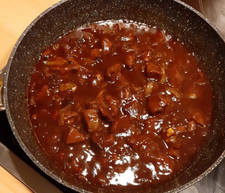 Pittig stoofpotje van Indisch gekruid rundvlees, ook voor de slowcooker