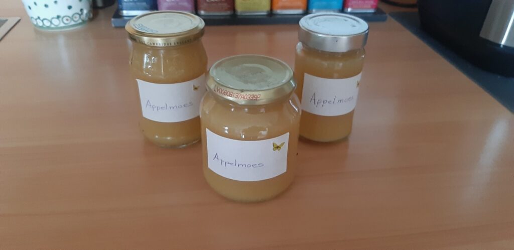 Ingemaakte appelmoes met vanillesuiker, citroensap en kaneel uit eigen keuken