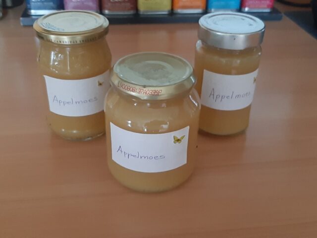 Ingemaakte appelmoes met vanillesuiker, citroensap en kaneel uit eigen keuken