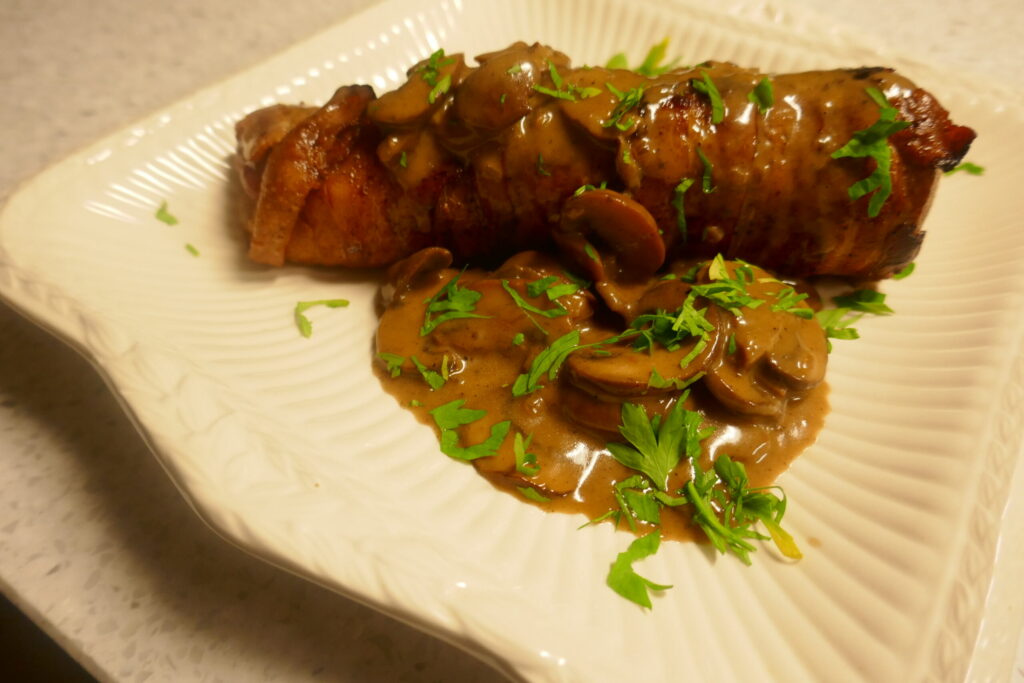 "Ingewikkelde" varkenshaas met een zalige champignonsaus