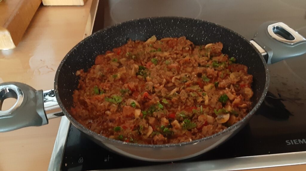 Italiaanse gehaktsaus met spekjes, paprika, champignons en rode pesto