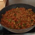 Italiaanse gehaktsaus met spekjes, paprika, champignons en rode pesto