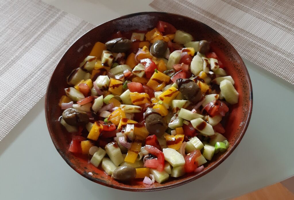 Italiaanse gemengde salade met kapperappeltjes en crema balsamico