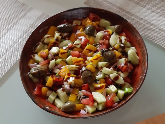 Italiaanse gemengde salade met kapperappeltjes en crema balsamico