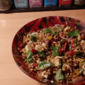 Italiaanse linzensalade met artisjokharten, gedroogde tomaten, gele mini tomaten, geitenkaas en basilicum