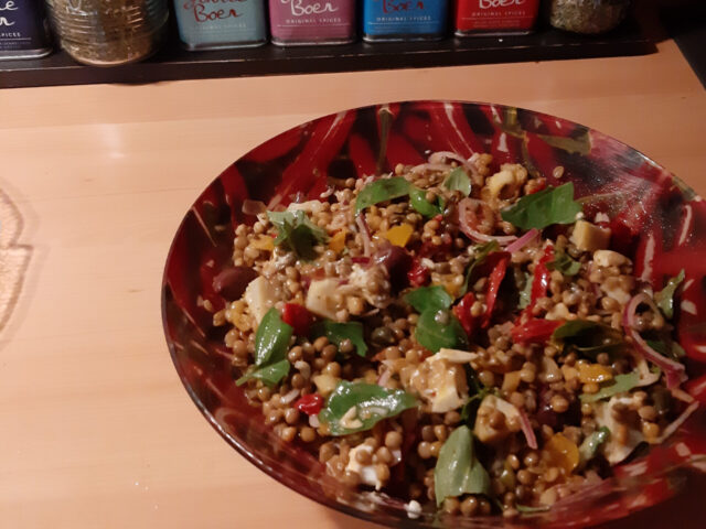 Italiaanse linzensalade met artisjokharten, gedroogde tomaten, gele mini tomaten, geitenkaas en basilicum