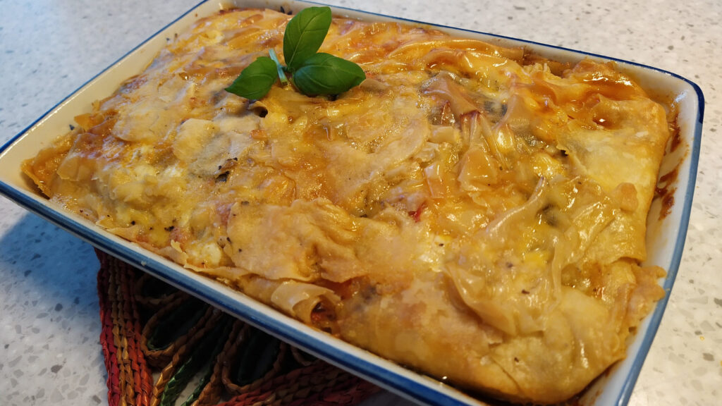 Italiaanse loempiataart met rode pesto