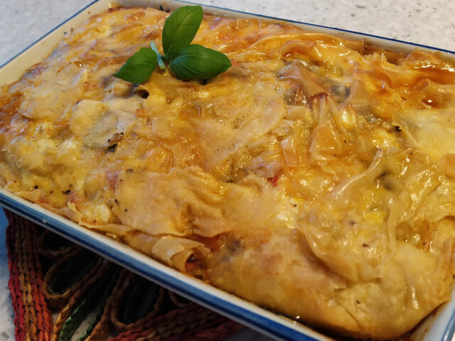 Italiaanse loempiataart met rode pesto