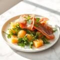 Italiaanse Parmaham met meloenbolletjes, ruccola sla