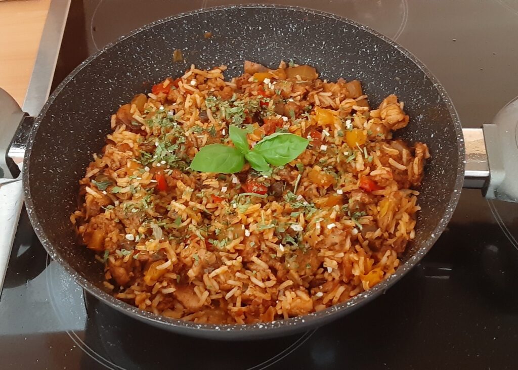 Italiaanse rijstschotel met varkensvlees en groenten