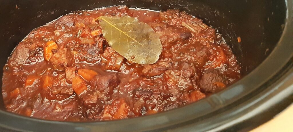 Italiaanse rundvleesstoofpot met rode wijn en groenten