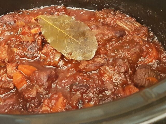 Italiaanse rundvleesstoofpot met rode wijn en groenten ook voor de slowcooker