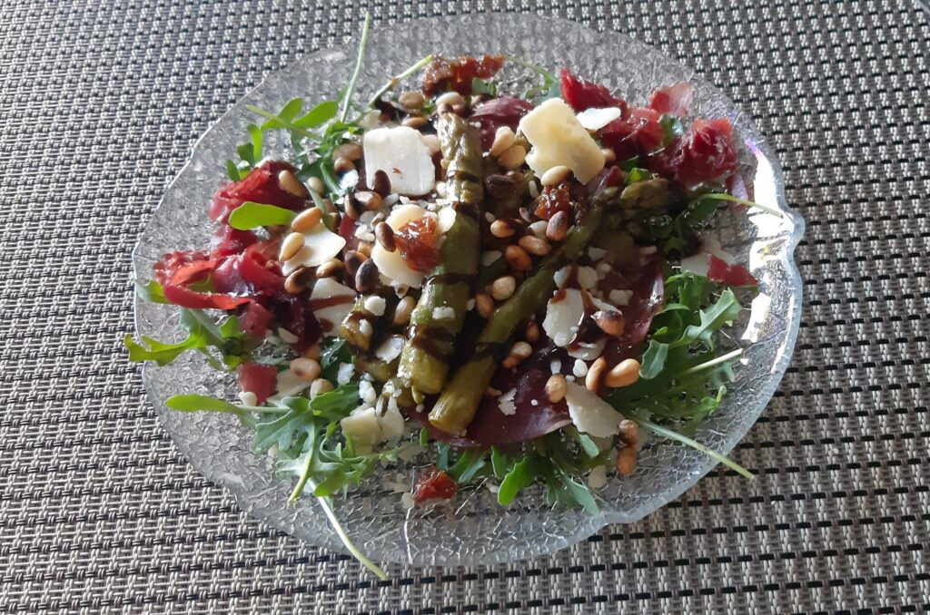 Italiaanse salade van groene aspergetips met bresaola