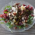 Italiaanse voorgerecht met groene aspergetips en bresaola
