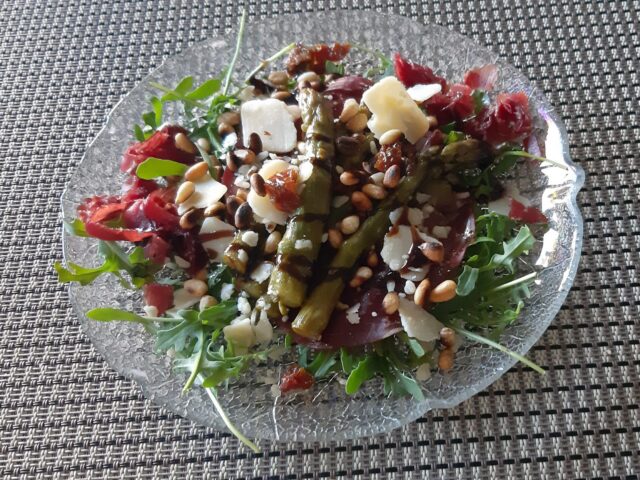 Italiaanse voorgerecht met groene aspergetips en bresaola