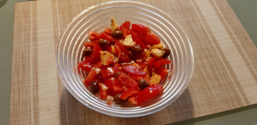 Italiaanse tomatensalade met artisjokharten en olijven