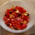 Italiaanse tomatensalade met artisjokharten en olijven