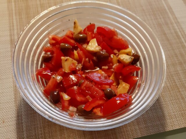 Italiaanse tomatensalade met artisjokharten en olijven