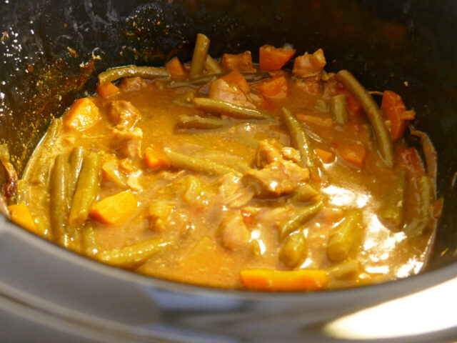 Jamaicaanse curry met kip en diverse groente uit de slowcooker