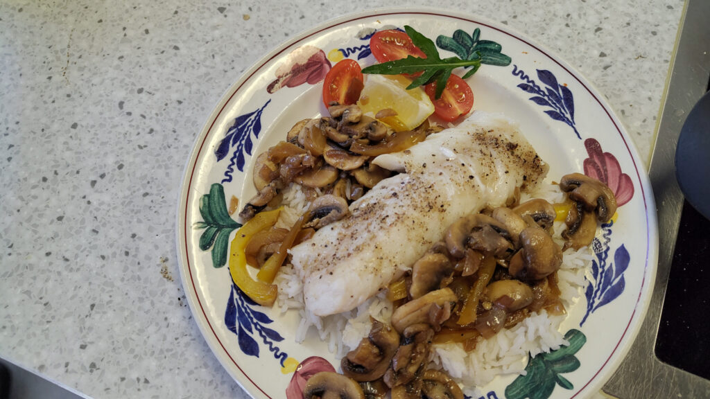 Kabeljauw met champignons en paprika.