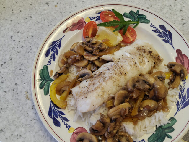 Kabeljauw met champignons en paprika.
