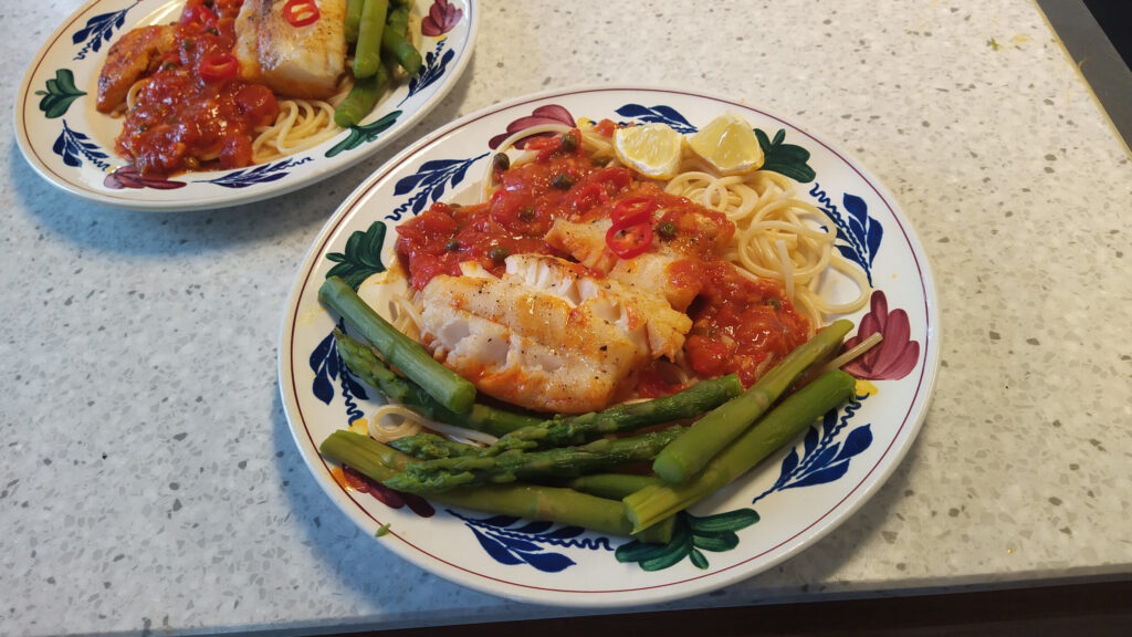Kabeljauwfilet in pittige tomatensaus