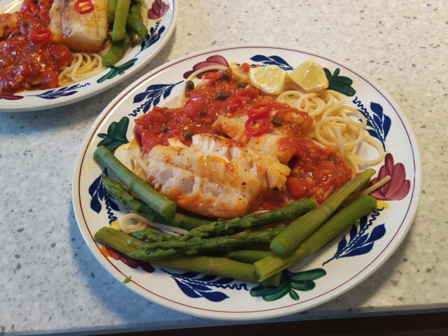 Kabeljauwfilet in pittige tomatensaus