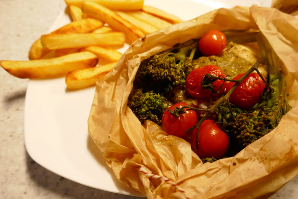 Kabeljauwhaas en papillote met bimi en tomaatjes