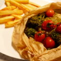 Kabeljauwhaas en papillote met bimi en tomaatjes