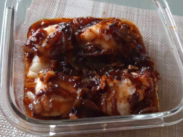 Kabeljauwhaasje in een pittige zoete uien-ketjapsaus