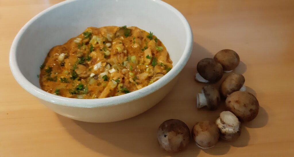 Kalkoenfricassee met kastanjechampignons in een romige saus met zongedroogde tomatenpesto