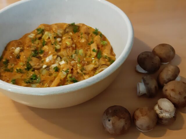 Kalkoenfricassee met kastanjechampignons en tomatentapenade in een romige saus