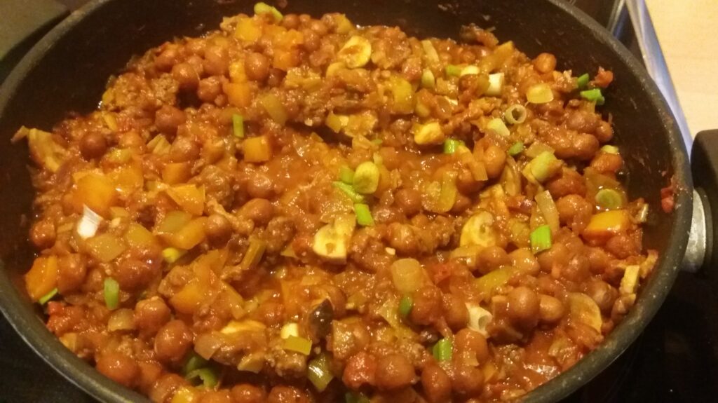 Kapucijnerchili met rundergehakt en spekreepjes uit de wok