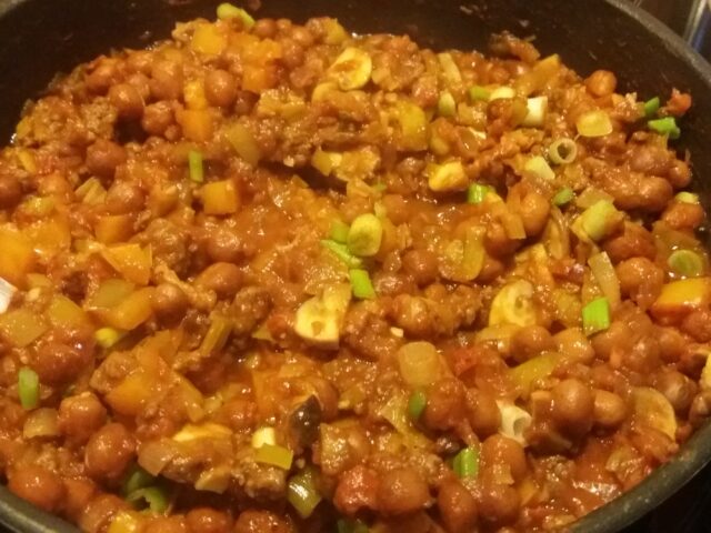 Kapucijnerchili met rundergehakt en spekreepjes uit de wok