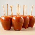 Karamelappeltjes op een stokje