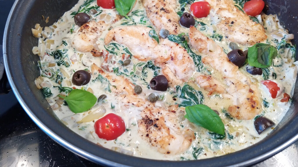 Kip haasjes in roomsaus met een Italiaanse tintje
