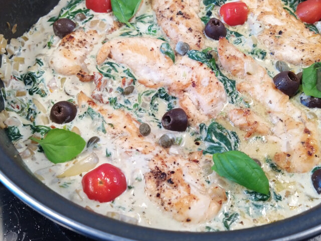 Kip haasjes in roomsaus met een Italiaanse tintje