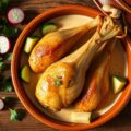 Kip in karnemelk met komkommer en kruiden (in tajine)