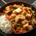 Kip met kokosmelk in de wok