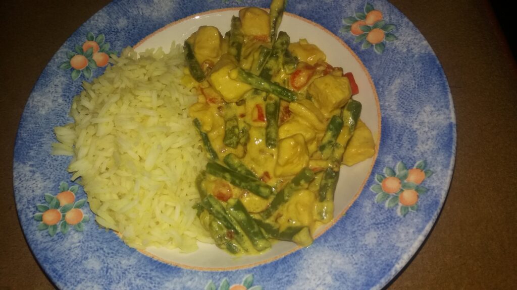 Curry van kipfilet met sperziebonen, paprika en lente-uitjes
