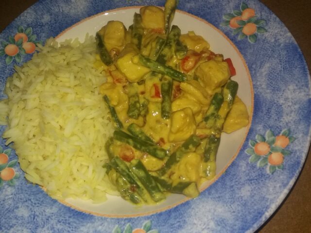 Curry van kipfilet met sperziebonen, paprika en lente-uitjes