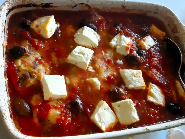 Kipfilet uit de oven met tomaat, olijven en feta