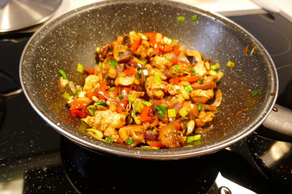 Kippendij met groente uit de wok