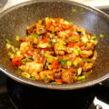 Kippendij met groente uit de wok