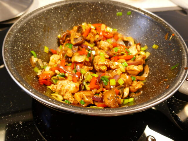 Kippendij met groente uit de wok